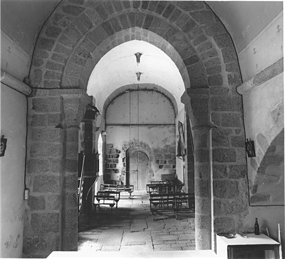 Vue intérieure du choeur vers la nef.