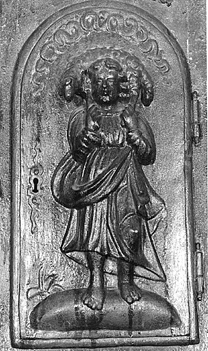 Détail du bas-relief sur la porte du tabernacle : Le Bon Pasteur.