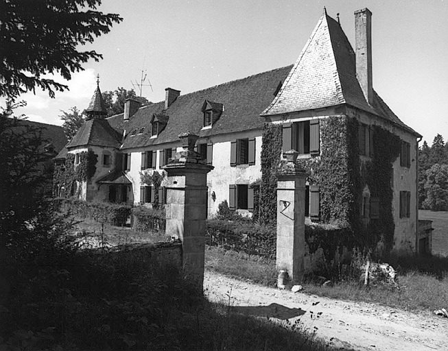 Vue rapprochée du corps de logis et du portail d'entrée depuis le sud-est.