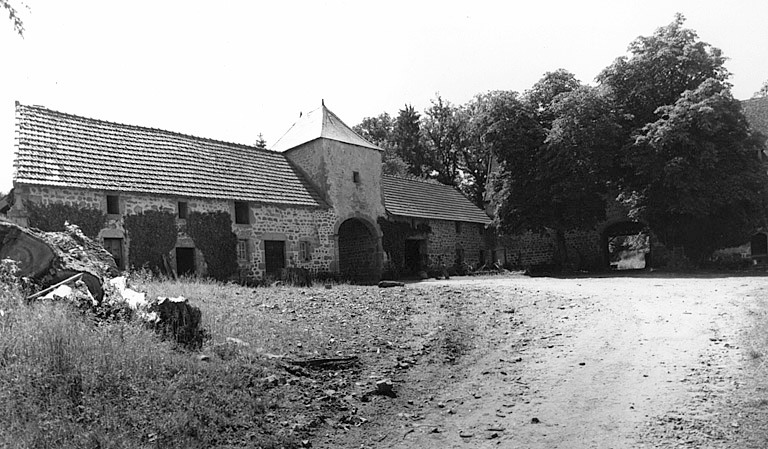 Parties agricoles; bâtiments au sud de la cour.