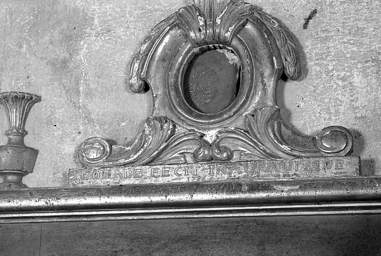 Détail de la signature et de la date, à la base du motif d'amortissement de l'aile gauche du tabernacle.