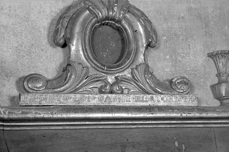 Détail de la suite de l'inscription, à la base du motif d'amortissement de l'aile droite du tabernacle.