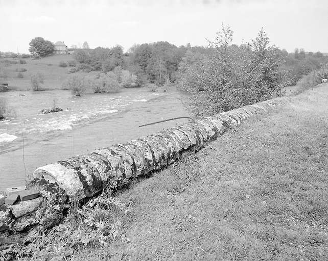 Restes de meules.