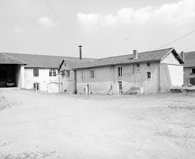 Côté cour.