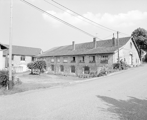 Bâtiments autour de la cour.