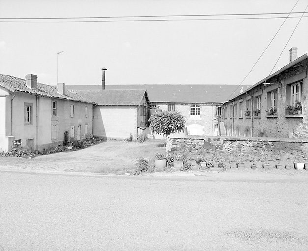 Bâtiments autour de la cour.