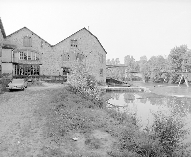 Bâtiments côté rive.