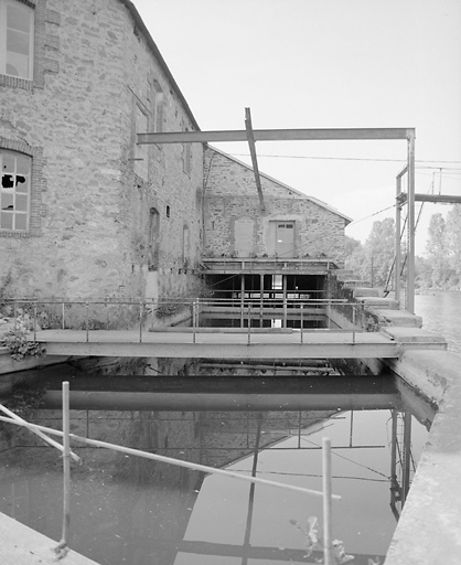 Bâtiments côté rive.