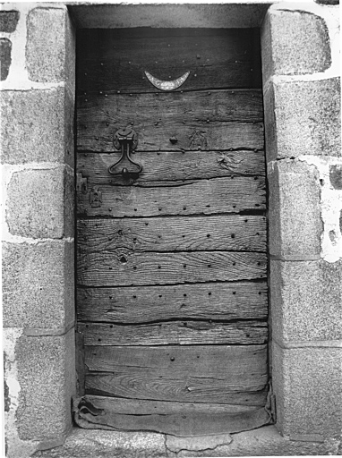 Porte de logis avec plaque des 'soldats de la grande guerre'.