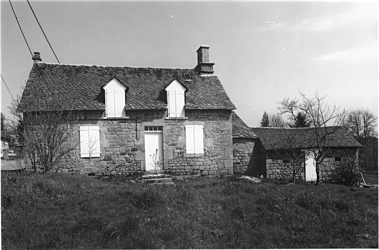 Logis de ferme avec four à pain et porcherie accolés.