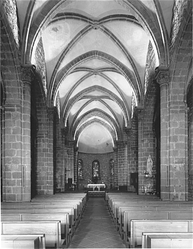 Vue générale intérieure de la nef vers le choeur.