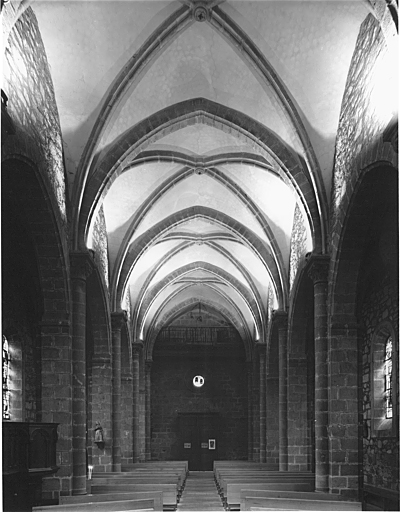 Vue générale intérieure du choeur vers la nef.