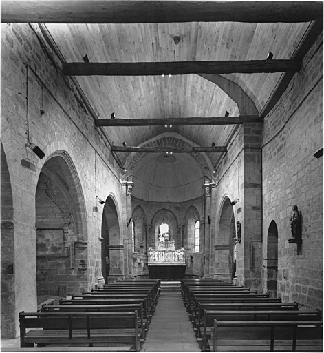 Vue intérieure de la nef vers le choeur.