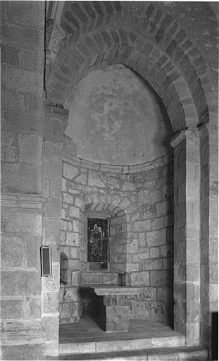 Vue intérieure de la chapelle orientée, côté sud du transept.