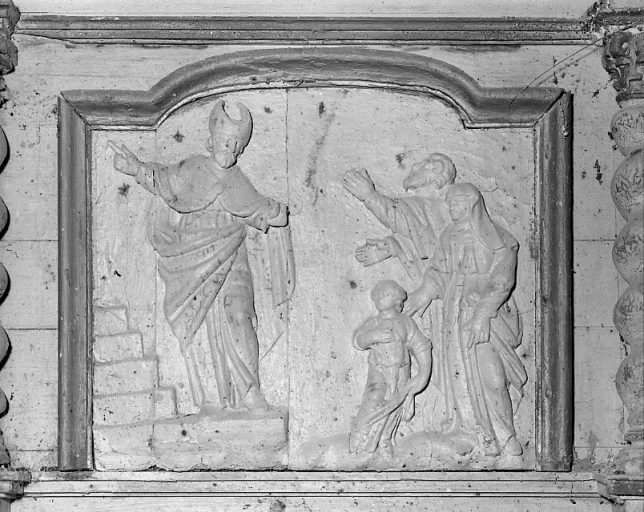 Détail de l'aile droite du tabernacle, avant restauration : la présentation de la Vierge au Temple.