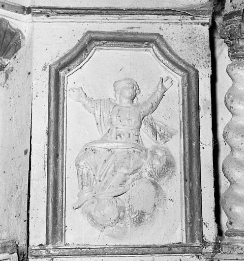 Détail du côté droit de l'armoire eucharistique, avant restauration : l'Assomption de la Vierge.