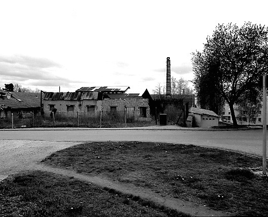 L'usine vue depuis la rue Albert-Camus.