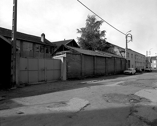 Le site de l'ancienne usine de porcelaine vu depuis le nord-est de la rue des Belges.