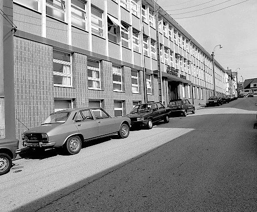 Façade antérieure de l'usine en 1986, vue du sud (rue Jean-de-La-Fontaine).