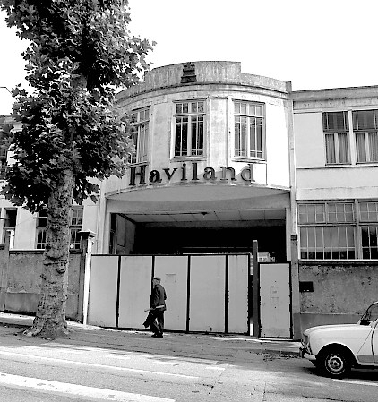 Façade de l'usine avenue Emile-Labussière. Le porche d'entrée principale.