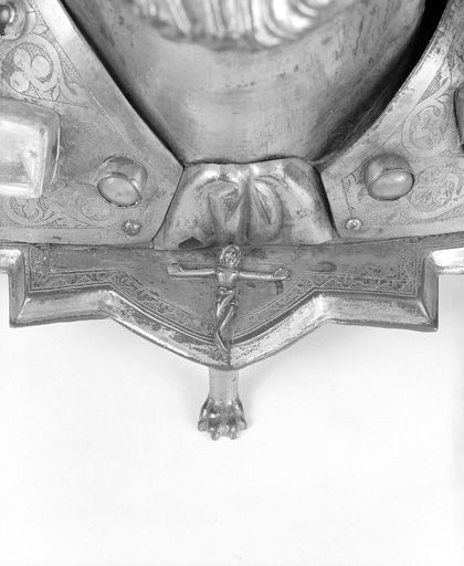 Détail de la statuette du Christ en croix sur la base.