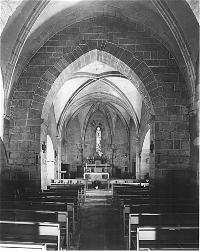 Vue intérieure du fond de la nef vers le choeur.