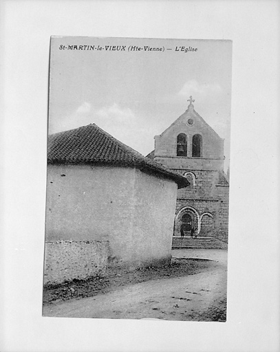 Reproduction d'une carte postale représentant l'église.