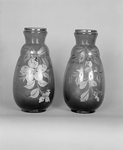 Série de deux vases en verre. Panse peinte en bleu roy. Décor floral.