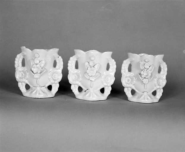 Série de trois vases en porcelaine. Portent sous le pied l'inscription '1864'.