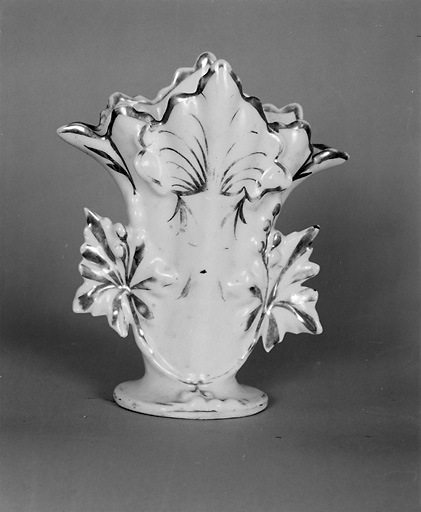 Vase en porcelaine. Décor doré. Porte la marque d'atelier sous le pied '1012', gravée en creux à la main.