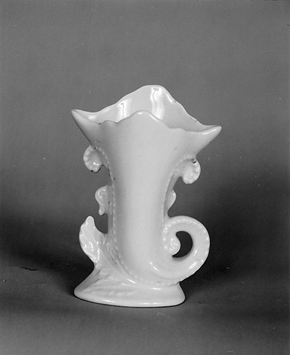 Vase en porcelaine. Porte sous le pied la marque de fabrique 'Limoges-France' avec deux étoiles.