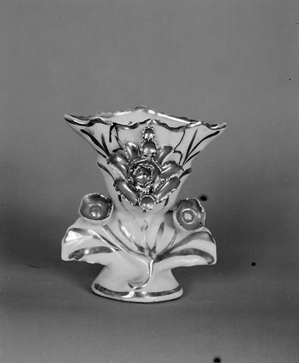 Vase en porcelaine. Dorure. Décor rajouté en porcelaine.