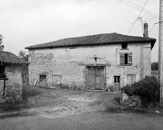 Le Bourneuil. Ferme en bloc à terre.