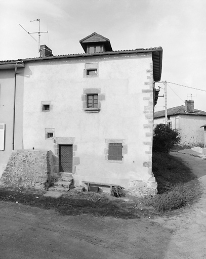 Le Bourneuil. Ancienne maison de notaire, datant du 17e siècle.