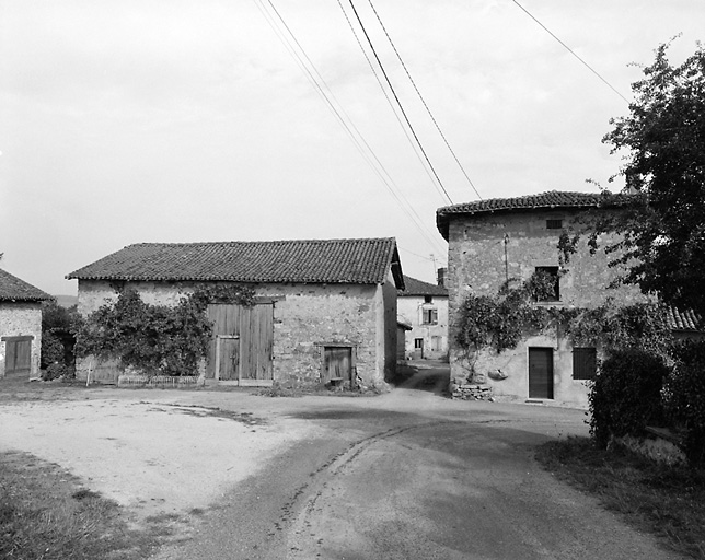 Le Bourneuil. Entrée du village et ferme en éléments dissociés.