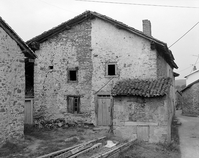 La Brugerie. Ancien logis de ferme avec façade dans mur pignon.