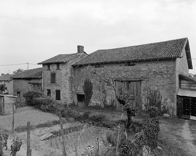 La Brugerie. Ferme en bloc à terre avec logis et grange-étable sous toits distincts.