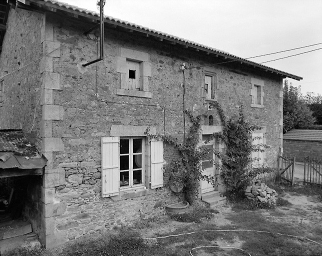 Le Bos Vieux. Logis de ferme sans étage carré.