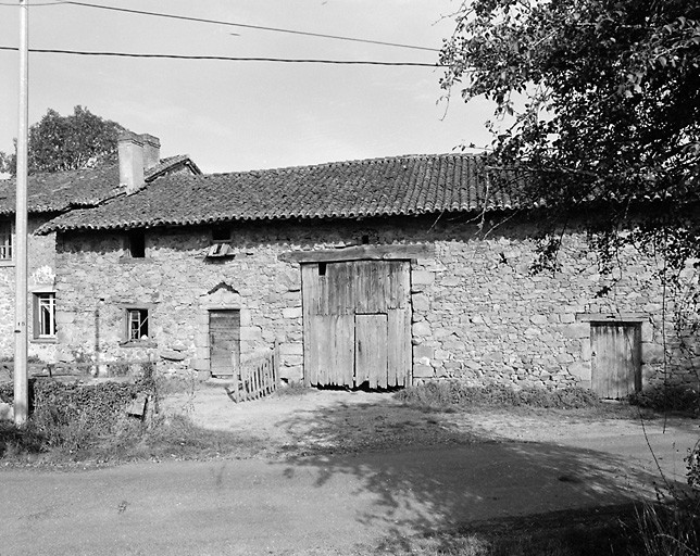 La Grange. Ferme en bloc à terre avec toit continué par logis et grange-étable. Elévation antérieure.