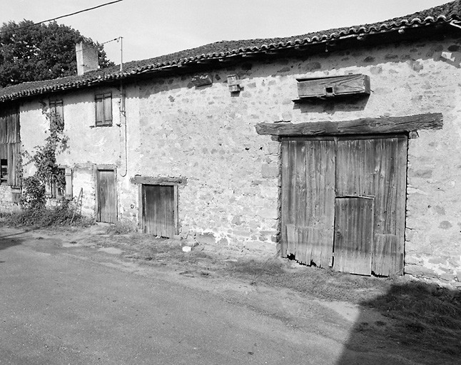 La Grange. Ferme en bloc à terre.
