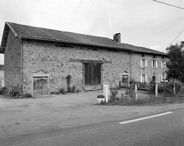 La Grange. Ferme en bloc à terre.