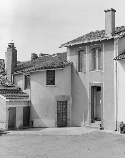 Séreilhac. Maison remaniée avec tour en demi hors oeuvre.