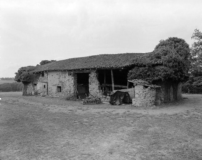 La Béchonie. Ancienne ferme.