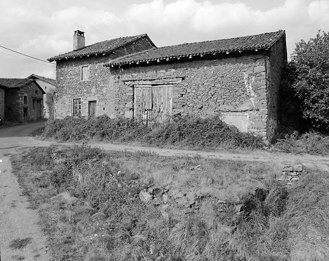 La Monnerie. Ferme en bloc à terre.