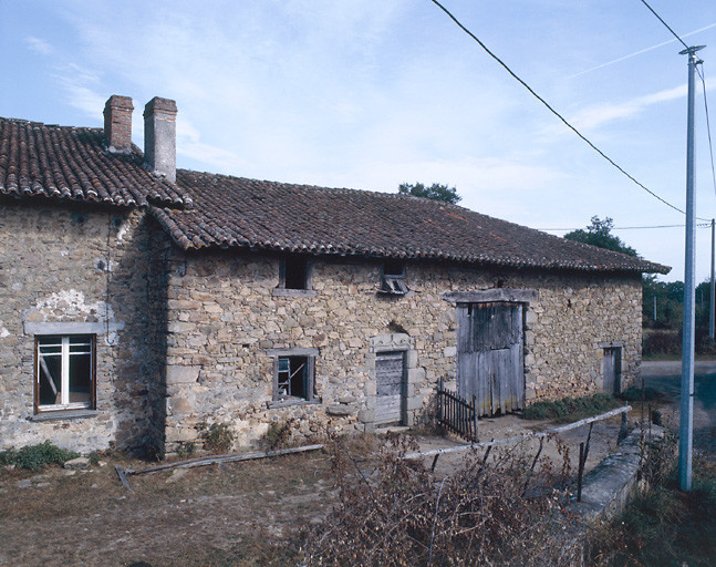 La Grange. Ferme en bloc à terre avec toit continué par logis et grange-étable.