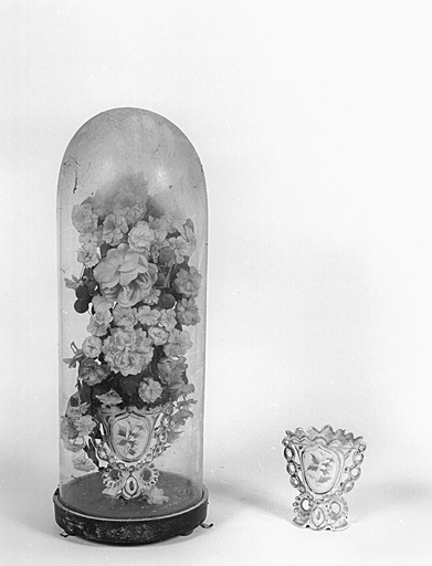 2 vases bouquets d'autel sous globes