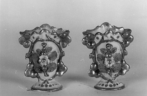 2 vases à fleurs (vases cornets)