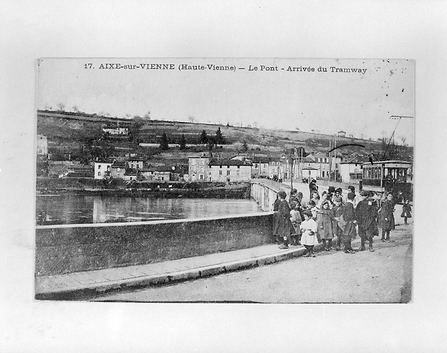 Le pont sur la Vienne. Arrivée du tramway.