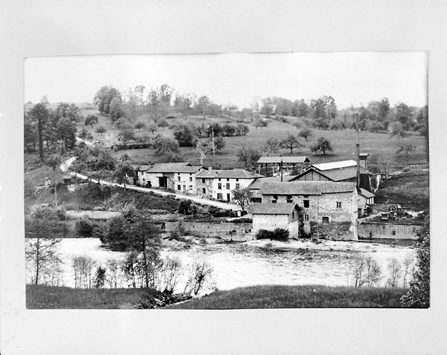 Vue d'ensemble depuis la rive droite de la Vienne.