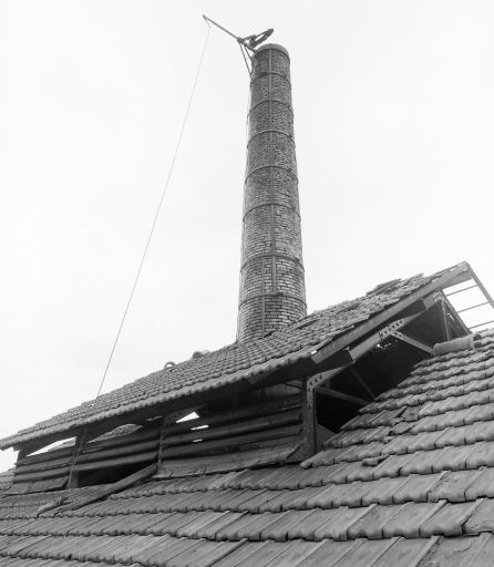 La cheminée du four émergeant du lanterneau, avant restauration de la couverture.